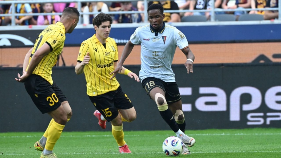Zawodnik Pogoni Szczecin Paul Mukairu (P) oraz Alan Czerwiński (L) i Eman Markovic (C) z GKS Katowice podczas meczu ostatniej kolejki piłkarskiej Ekstraklasy, 23 bm. (gj) PAP/Marcin Bielecki