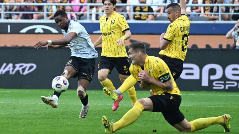 Zawodnik Pogoni Szczecin Paul Mukairu (L) oraz Alan Czerwiński (P-tył) i Arkadiusz Jędrych (P) z GKS Katowice podczas meczu ostatniej kolejki piłkarskiej Ekstraklasy, 23 bm. (gj) PAP/Marcin Bielecki