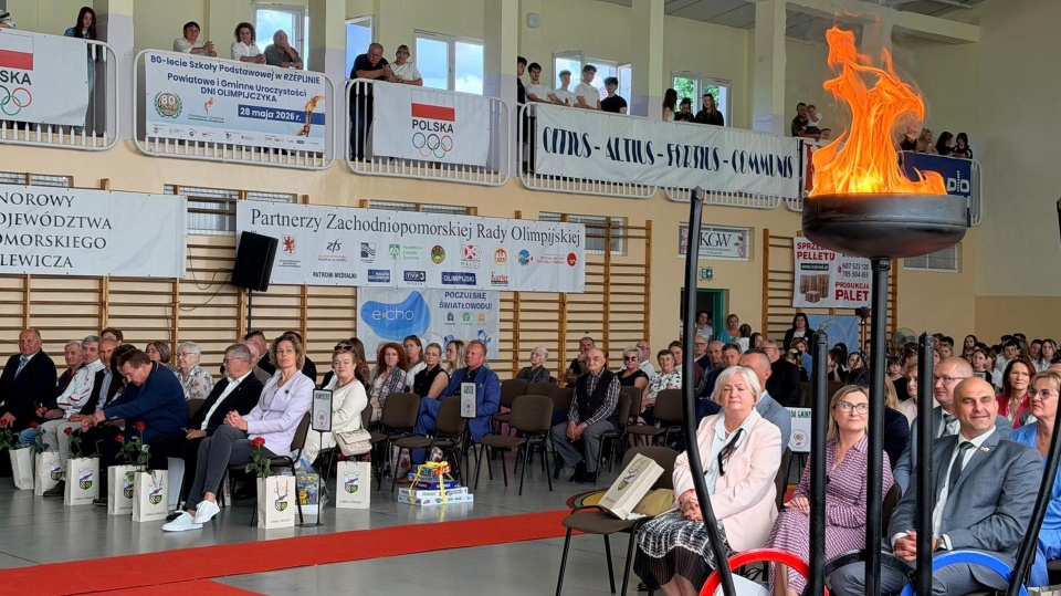 Płonący znicz i zawody na 80-lecie szkoły imienia Olimpijczyków Polskich [ZDJĘCIA]