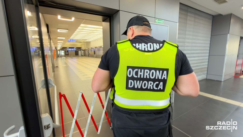 Pęknięcia na dworcu PKP, pasażerowie narzekają na problemy z kupnem biletów [ZDJĘCIA]