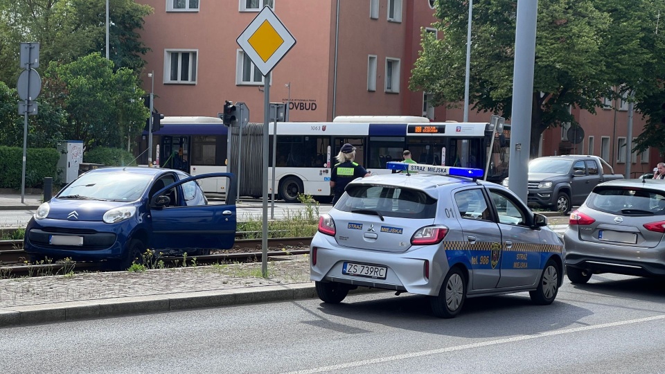 Utrudnienia po zderzenie autobusu z samochodem osobowym w Szczecinie