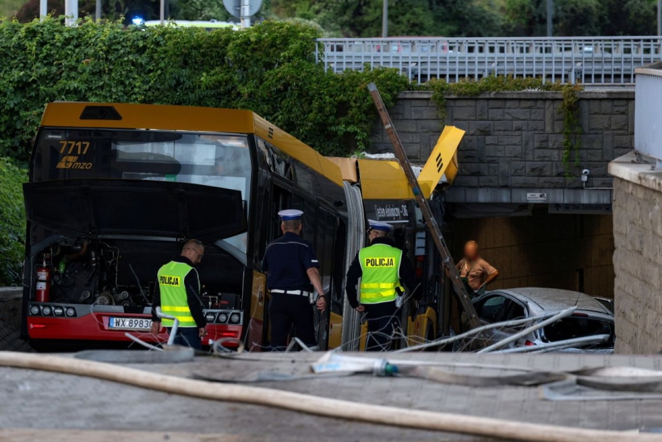 Autobus wjechał w przejście podziemne. Świadkowie: taranował pojazdy