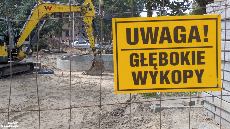 Na ratunek jezioru. Montują przepompownię w Nowogardzie [WIDEO, ZDJĘCIA]