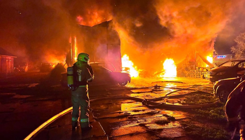 Nocny pożar hali magazynowej w powiecie goleniowskim [ZDJĘCIA]