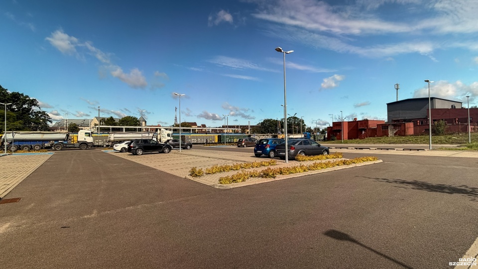 Problematyczny parking pod dworcem w Goleniowie. Mieszkańcy nawet nie wiedzą, że istnieje [WIDEO, ZDJĘCIA]