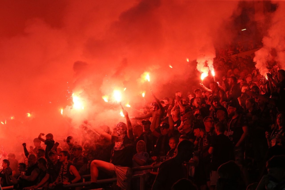 Kibice Pogoni Szczecin podczas meczu 1. kolejki piłkarskiej Ekstraklasy z Legią Warszawa. PAP/Lech Muszyński