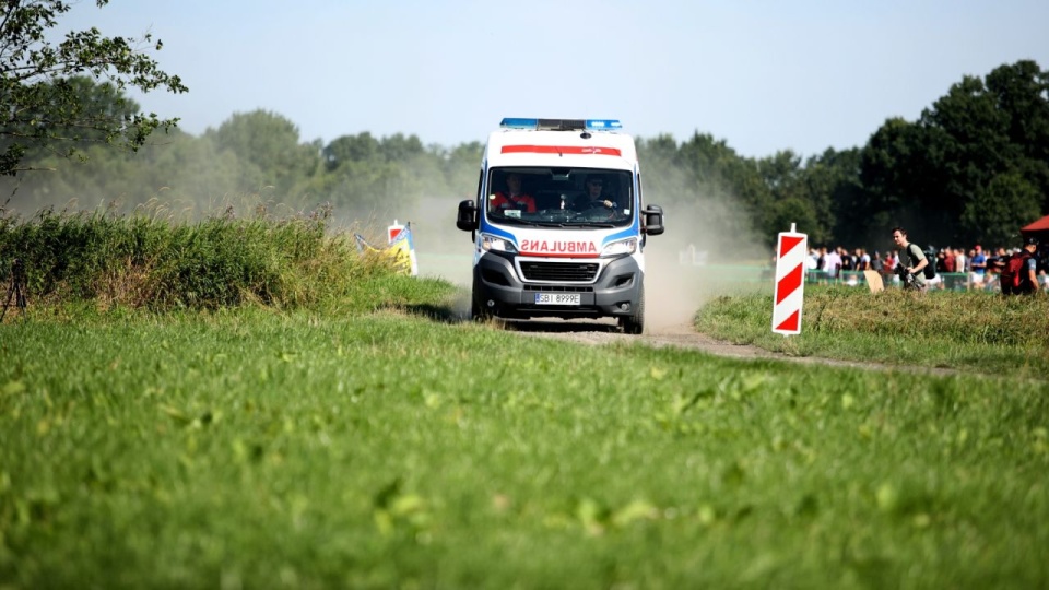 Karetka jadąca do wypadku załogi Dominik Stritesky i Ondrej Krajca na trasie 82. Rajdu Polski, 25 bm. w Ochabach Wielkich (woj. śląskie). Do dwóch wypadków doszło na trasie rajdu - w Jastrzębiu-Zdroju i Ochabach. Rajd Polski jest jednocześnie czwartą rundą mistrzostw Europy. (gj) PAP/Jarek Praszkiewicz