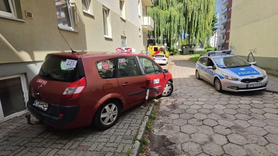 Pijany taksówkarz zatrzymany. W aucie miał pustą butelkę po wódce i puszkę po piwie [ZDJĘCIA]