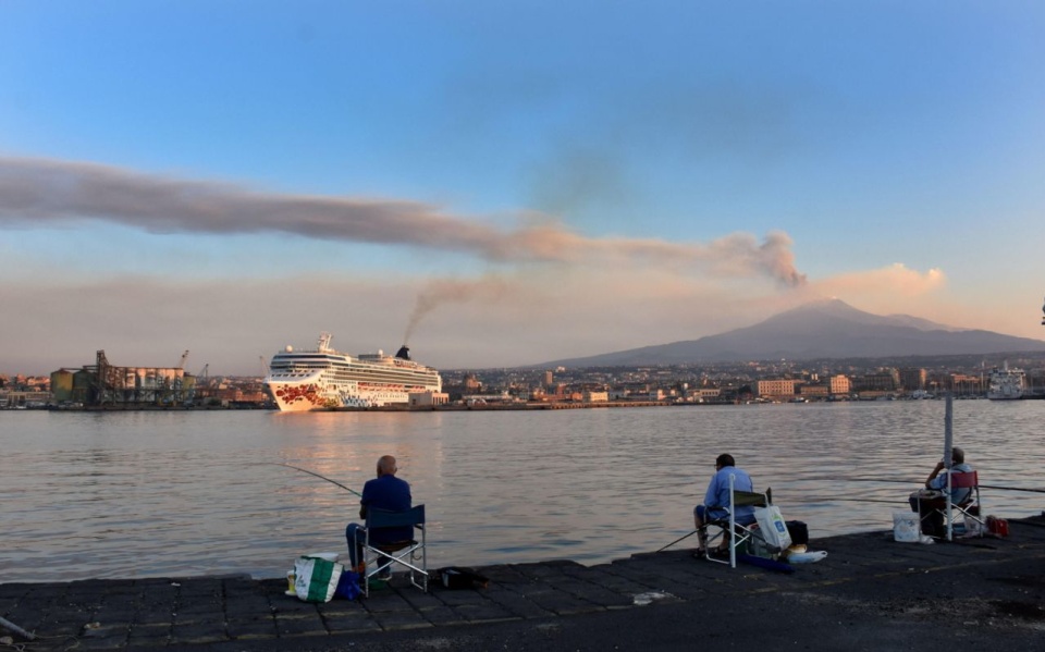 Wulkan Etna zakłóca pracę lotniska