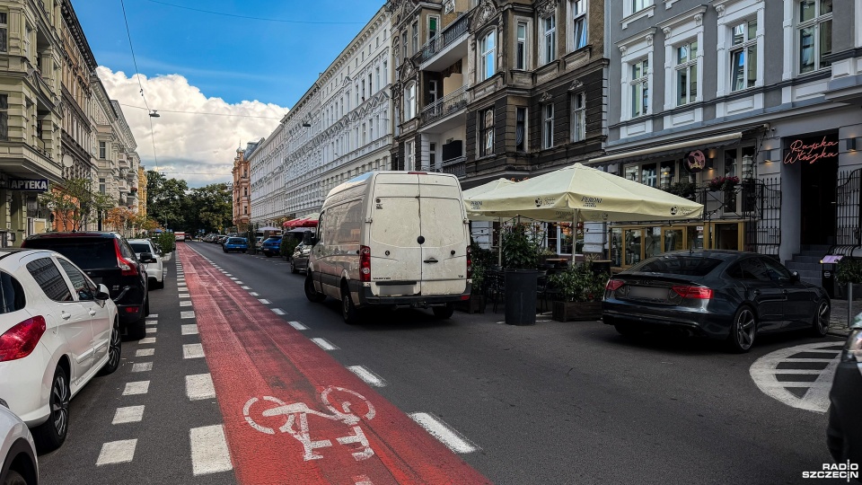 Kierowcy kontra restauratorzy. Jedni szukają parkingu, drudzy ustawiają stoliki [WIDEO, ZDJĘCIA]