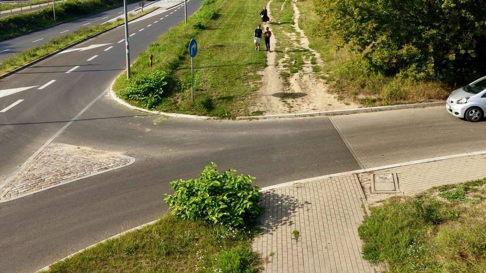 Chodnik w miejsce wydeptanej ścieżki