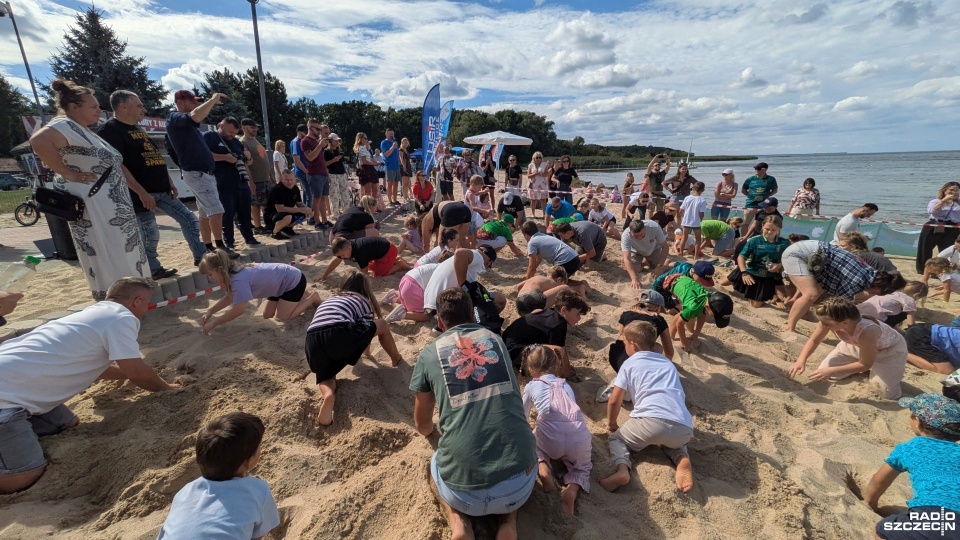 Na plaży w Trzebieży można było wykopać skarby [ZDJĘCIA]