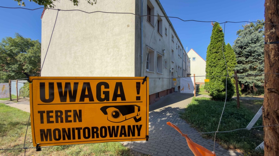 Budynek przy Hożej zaplombowany. Mieszkańcy w hostelu [ZDJĘCIA]