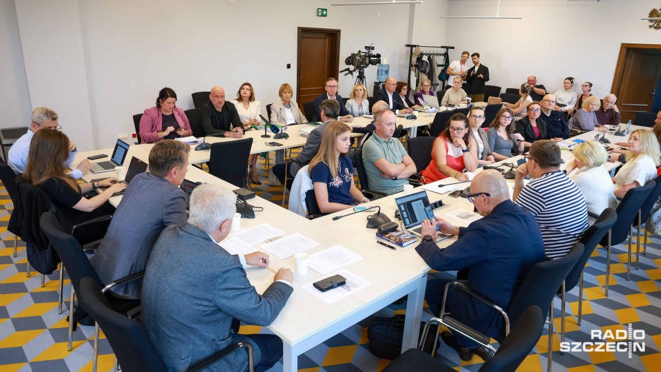Mieszkańcy rozpadającej się kamienicy przy ul. Hożej chcą kolejnego spotkania z radnymi