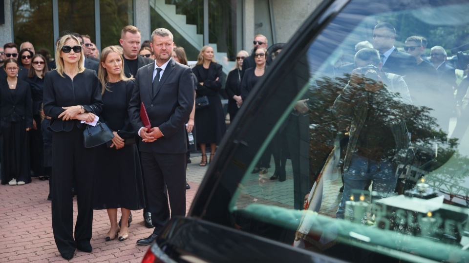 Córka Jana Frycza Olga Frycz i żona Jana Frycza Małgorzata Frycz na pogrzebie ojca i męża na warszawskich Powązkach Wojskowych. Fot. PAP/Leszek Szymański