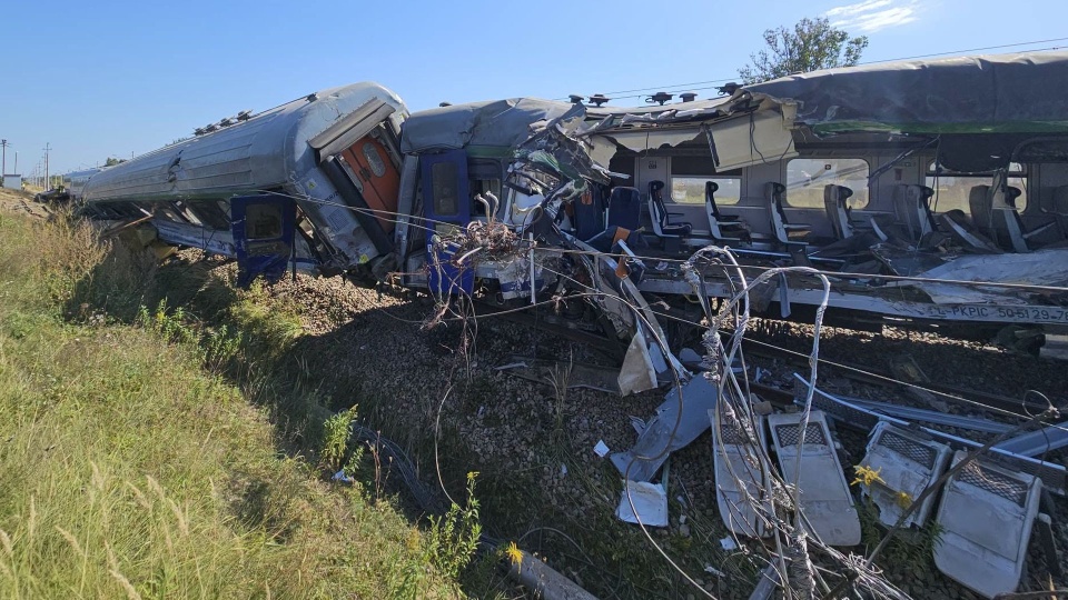 Ciężarówka wjechała pod pociąg, który jechał do Szczecina. Jest wielu rannych [AKTUALIZACJA, ZDJĘCIA]