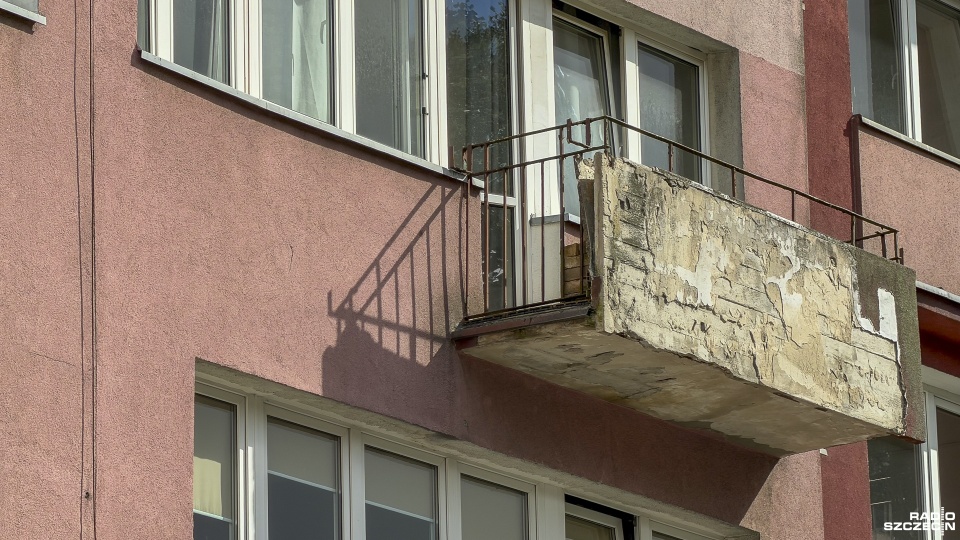 Sypiące się balkony w blokach na ul. Wąskiej. Kontrola nie wykazała zagrożenia dla mieszkańców [ZDJĘCIA]