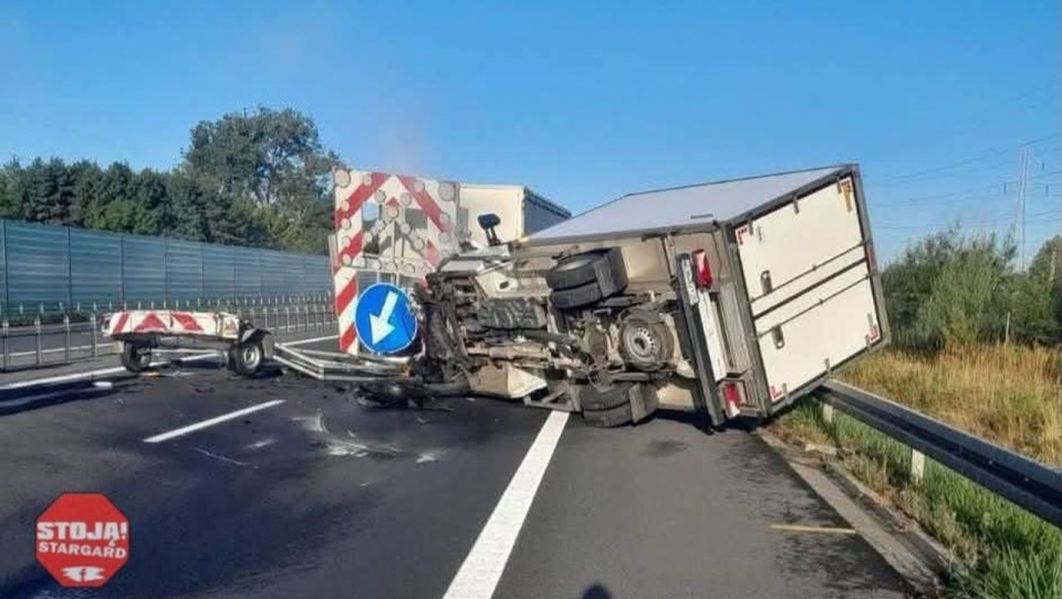 Ciężarówka wbiła się w pojazd techniczny. Utrudnienia na S10