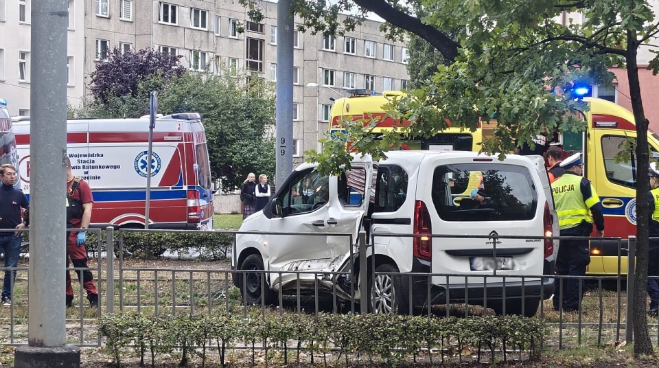 Kolizja samochodu z tramwajem w Alei Piastów w Szczecinie
