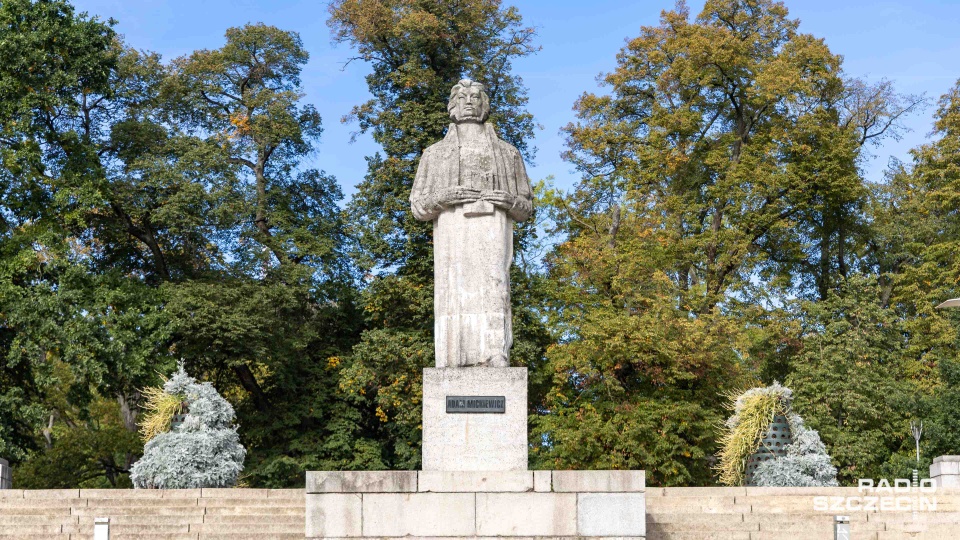 Miejski konserwator zabytków chce remontu m.in. pomnika Adama Mickiewicza [ZDJĘCIA]