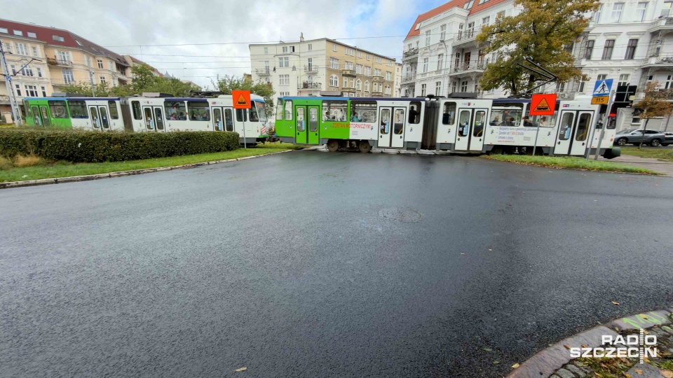 Brak oznakowania poziomego na ul. Piłsudskiego. Trzeba uważać [ZDJĘCIA]