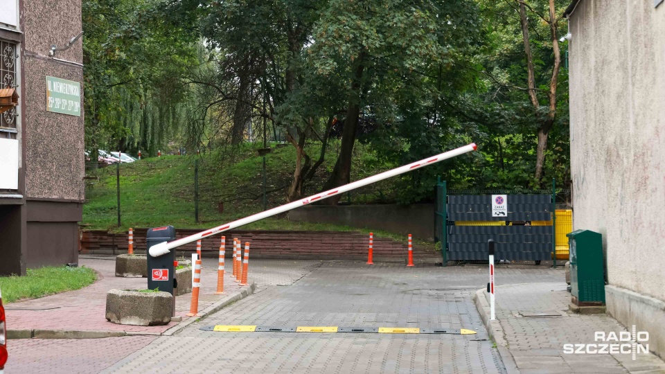 Spór o betonowy plac. Z miejskiej działki spółdzielnia zrobiła zamknięty parking [WIDEO, ZDJĘCIA]
