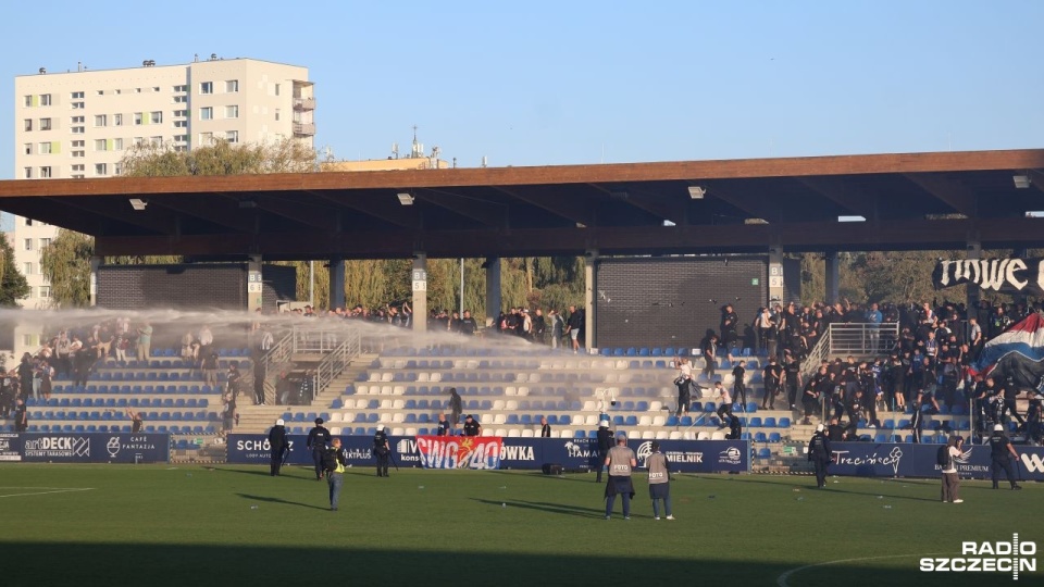 Derby w Kołobrzegu. Mecz przerwany na kwadrans [ZDJĘCIA]