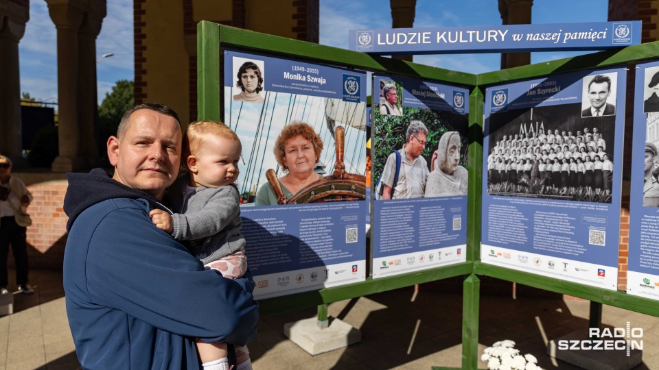 „SZCZECIN - LUDZIE KULTURY". Wystawa w bramie głównej cmentarza [ZDJĘCIA]
