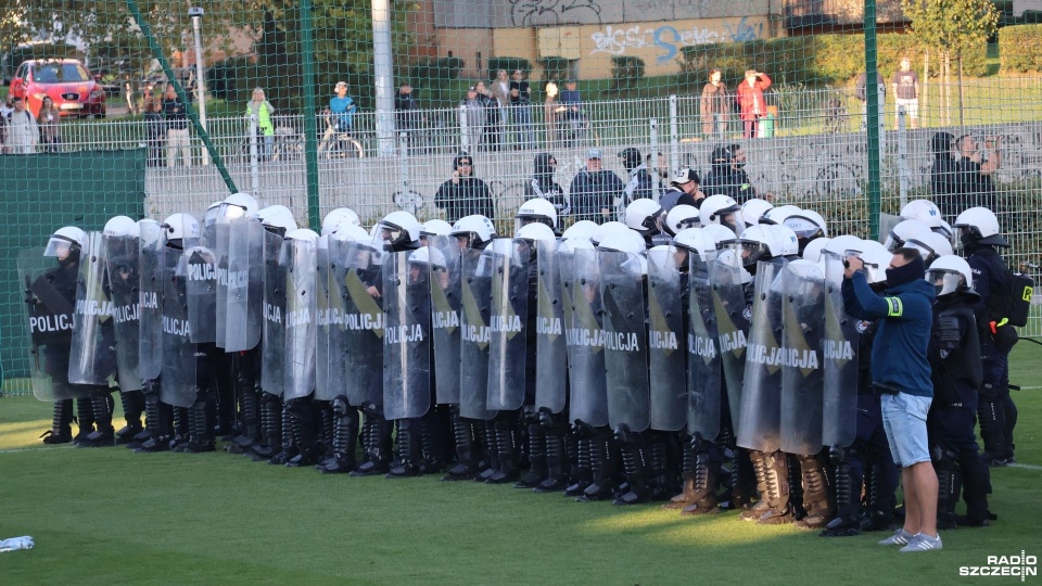 Piłkarskie derby w cieniu wydarzeń na trybunach. Zatrzymania i mandaty