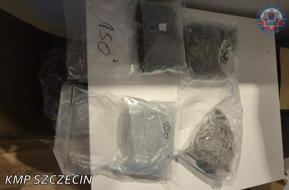 Policja przejęła susz roślinny i gotówkę