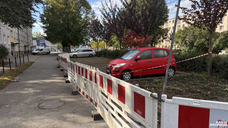 Samochody zablokowane na parkingu. Budowlańcy postawili ogrodzenie, nie informując o tym mieszkańców