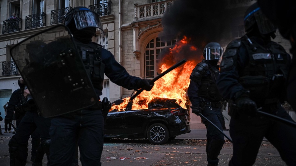 "Żółte kamizelki" wróciły na ulice. Protesty we Francji