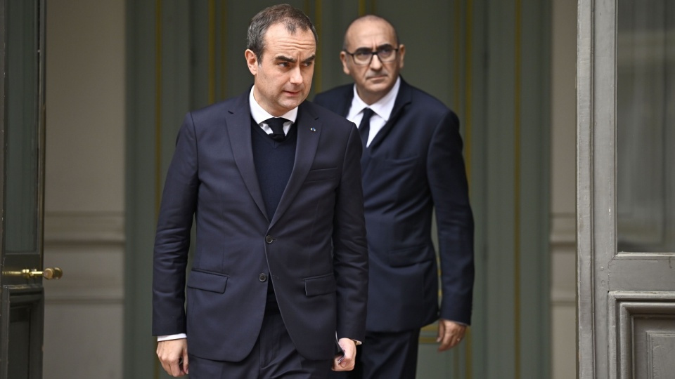 Premier Francji: godziny policyjne zostaną przedłużone