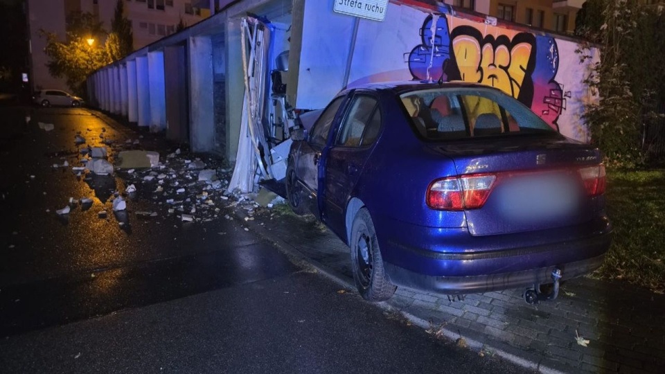 Trwają poszukiwania kierowcy, który wbił się w garaż