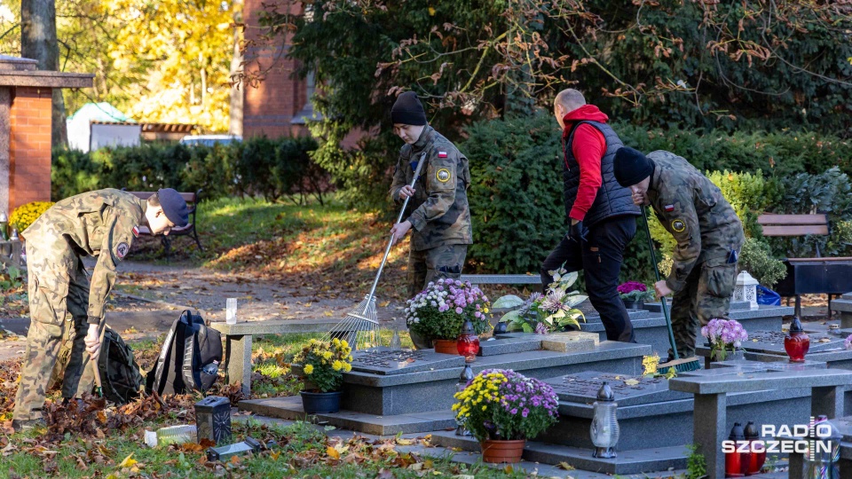 Akcja "Znicz" na Cmentarzu Centralnym: "dzięki nim możemy być wolni" [ZDJĘCIA]