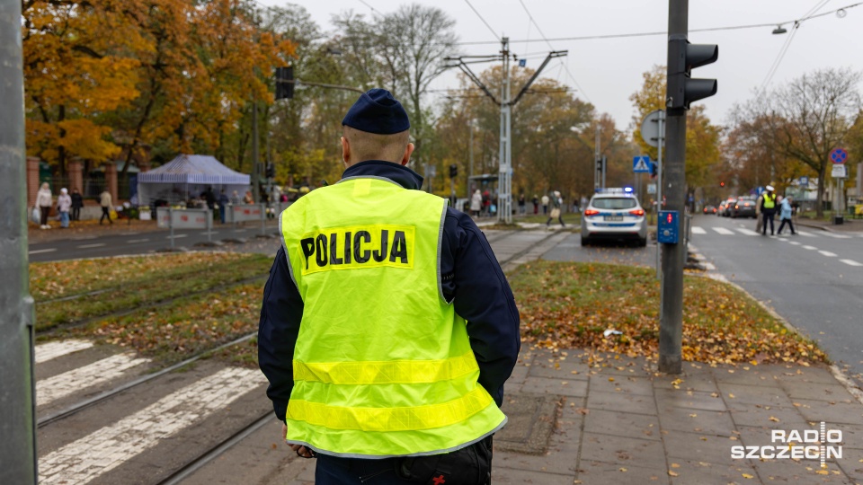 Policja: jeżeli mamy taką możliwość, zostawmy samochód w garażu